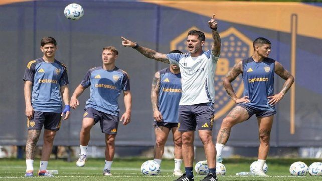 Fernando Gago dando indicaciones en la práctica de Boca Juniors.