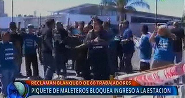 Maleteros de la terminal de ómnibus protestaron en reclamo de blanqueos