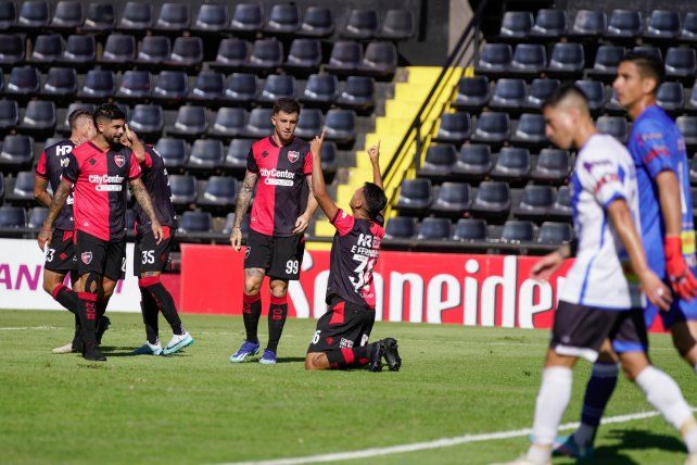 Esteban Fernández celebra el gol leproso ante Midland.