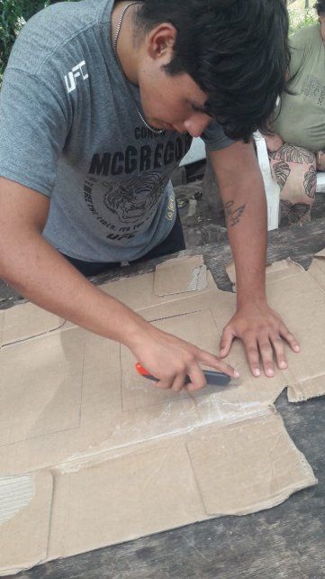 En Santa Elena una mujer hace carpetas de cartón para regalar a los chicos