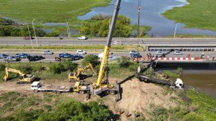 El operativo para rescatar el cuerpo del chofer y retirar el camión del agua en el arroyo Miní