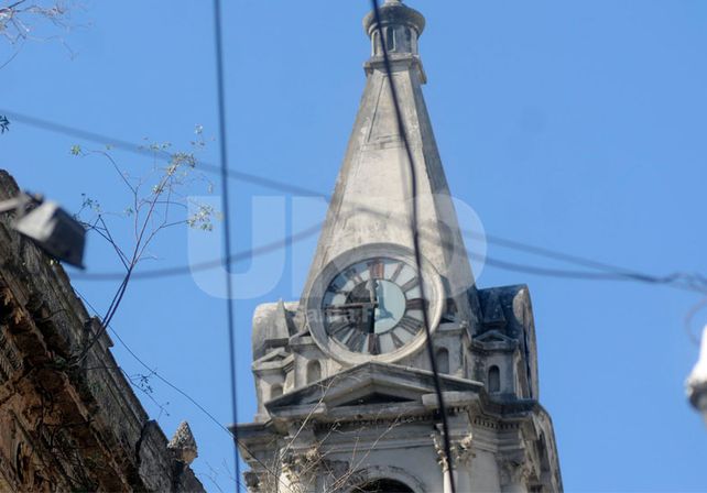 Limpieza. Un operario de la empresa lleva adelante la refacción del antiguo reloj de la parroquia.