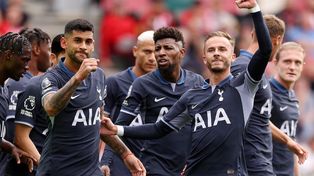 El Cuti había anotado de cabeza en el cotejo de arranque de la Premier League y el DT lo sacó al toque.