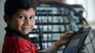 Vive en Inglaterra, tiene 6 años y ya es un cráneo de Microsoft