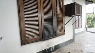 Las marcas del fuego y los balazos afectaron el frente de la vivienda.&nbsp;