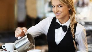 Los trucos psicológicos a los que apelan los mozos para sacar una mejor propina
