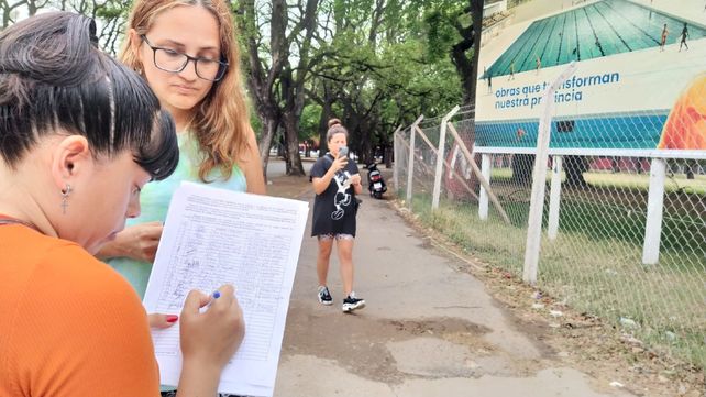 El grupo autoconvocado volvió a juntar firmas para evitar la tala de árboles en el parque Independencia.