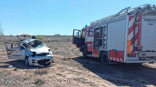 El auto volcó y quedó lejos de la cinta asfáltica en Aldea María Luisa.