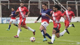 No pudo en casa. Guido Di Vanni se lleva la pelota ante la marca de Pineda. El charrúa dejó pasar una buena chance para acercarse al reducido&nbsp; &nbsp; &nbsp; 