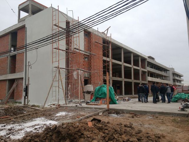Los trabajadores de la construcción cayeron desde una altura no menor a los cinco metros.