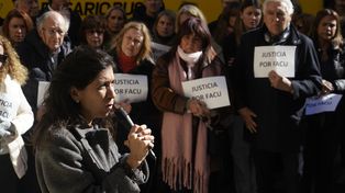 Contra viento y congoja, la comunidad del Jockey Club acompañó a la familia de Facundo Gorga en un abrazo solidario en la sede del club.