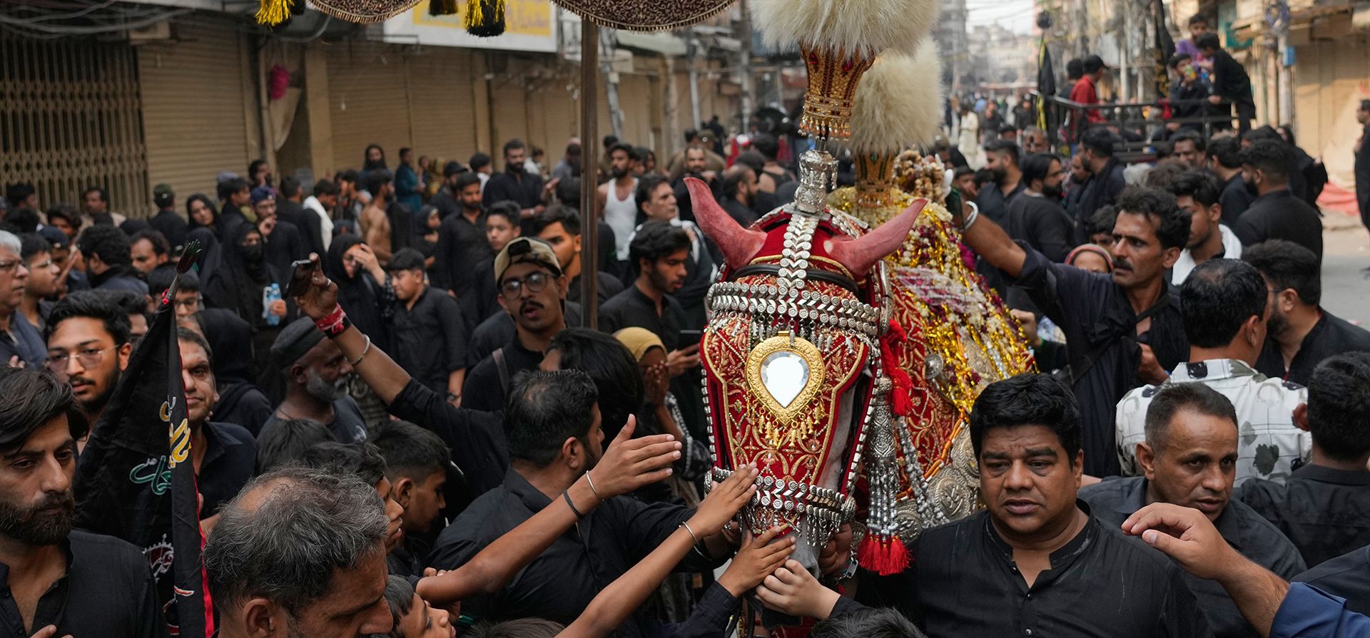 Musulmanes chiítas tocan un caballo que simboliza al caballo que transportó al Imam Hussein durante la batalla de Karbala, en una procesión de Muharram, en Lahore, Pakistán, el miércoles 24 de junio de 2026. (Foto AP/K.M. Chaudary) Musulmanes chiítas tocan un caballo que simboliza al caballo que transportó al Imam Hussein durante la batalla de Karbala, en una procesión de Muharram, en Lahore, Pakistán, el miércoles 24 de junio de 2026. (Foto AP/K.M. Chaudary)