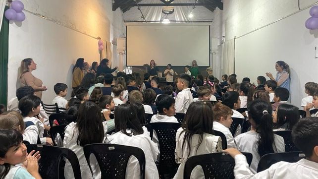 Los chicos de las escuelas participaron de un taller de armado de espantapájaros. 