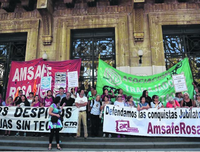 protestas. Docentes y estatales protagonizaron marchas que expusieron el rechazo a las ofertas recibidas.