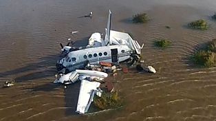 Cinco personas fallecieron esta tarde al estrellarse un avión privado en el río de la Plata