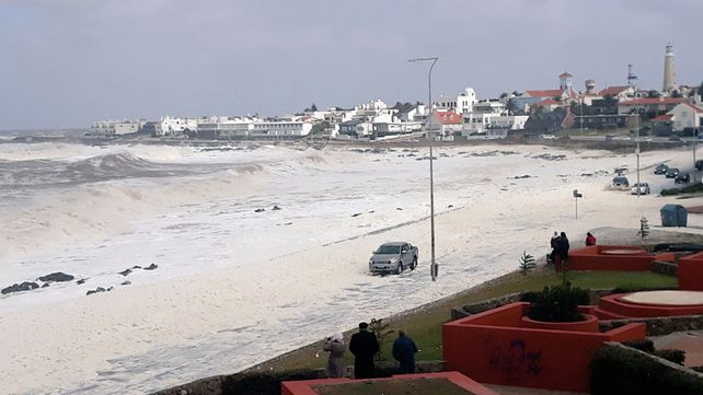 Una oleada de espuma sorprendió a la costa de Punta del Este