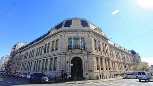 Este lunes la actividad escolar se reaundará en toda la provincia luego del receso de julio. Sin embargo la Escuela Normal José María Torres de Paraná se hallaba en una situación de incertidumbre a partir del desplazamiento de la directora interina, Fernanda Casualde.