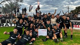 El festejo de Unión de Arroyo Seco, que sigue adelante en la Copa Santa Fe. Las mujeres de Adiur, intratables.