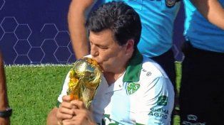 Daniel Passarella fue homenajeado en la previa de Sarmiento-Barracas.