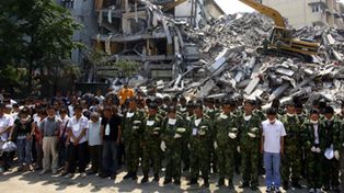 China: tres d&iacute;as de duelo nacional por los 34 mil muertos tras el sismo