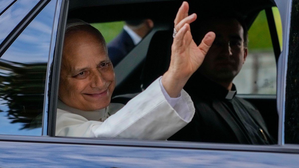 El Papa León XIV recibió el alta y vuelve al Vaticano tras la cirugía por cáncer
