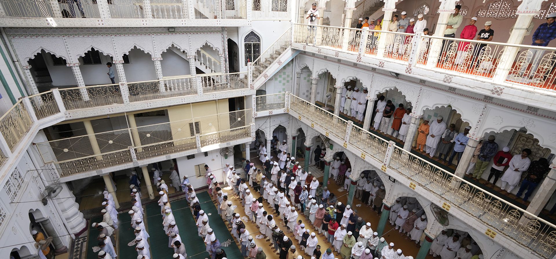 Musulmanes ofrecen oraciones el último viernes del mes sagrado islámico del Ramadán en la Mezquita Vasi Ullah en Prayagraj, India, India, el viernes 29 de abril de 2022. Musulmanes de todo el mundo celebran el mes sagrado del Ramadán, un período de oración intensa , autodisciplina, ayuno desde el amanecer hasta el anochecer y fiestas nocturnas.