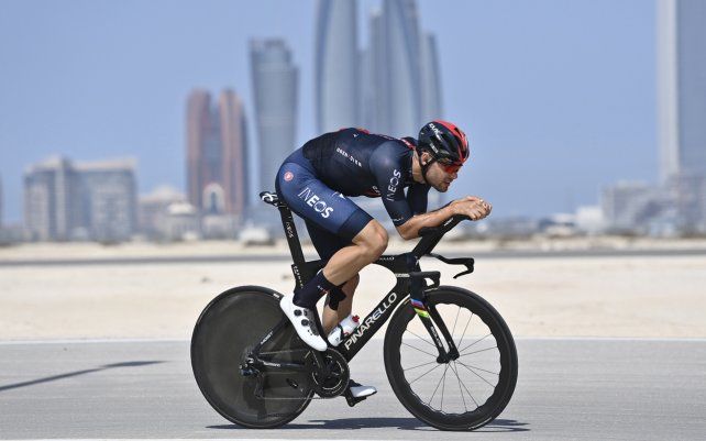 El británico Chris Froome pedalea durante la segunda etapa de la contrarreloj individual de la carrera ciclista de los Emiratos Árabes Unidos, en Abu Dabi.