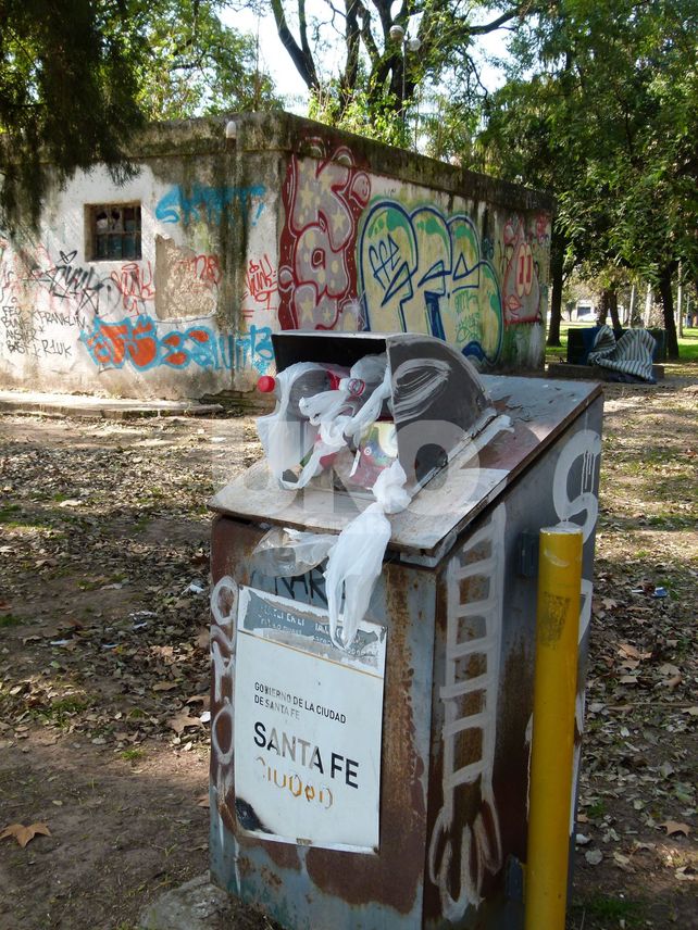 Desidia. Los tachos para la basura son viejos Desidia. Los tachos para la basura son viejos