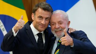 Lula da Silva y Macron posando para las fotografías este jueves&nbsp; en el palacio presidencial de Planalto.
