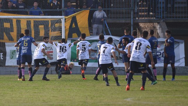 Tiro libre y gol. Figueroa abrió el marcador para los villenses.