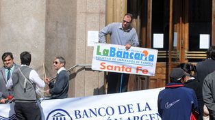 Bancarios cerraron un nuevo aumento: a cuánto se fueron el salario inicial y el bono especial