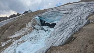 El enorme hueco que dejó en el glaciar de la montaña el desprendimiento del domingo.