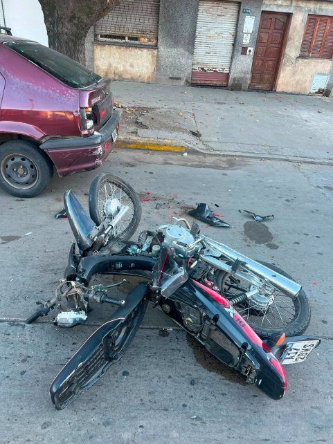 La moto quedó tirada sobre la calzada en avenida Rivarola y Danieri.