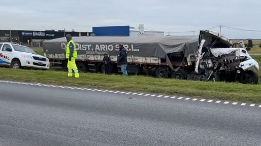 Impactante choque de dos camiones en la autopista Rosario-Buenos Aires
