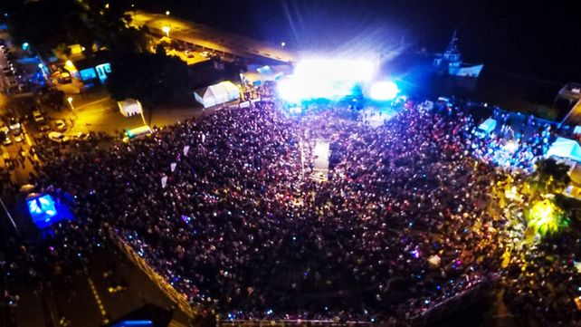 Una multitud en la segunda noche de la Fiesta Nacional del Mate