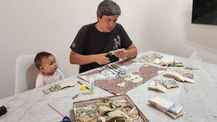 Trabajando en el cuadro de Maxi Rodríguez junto a su pequeña bebé de ocho meses.