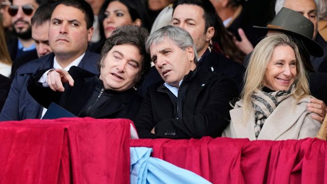 Caputo y Milei. Las cuentas públicas se tensan por efecto de la deuda.