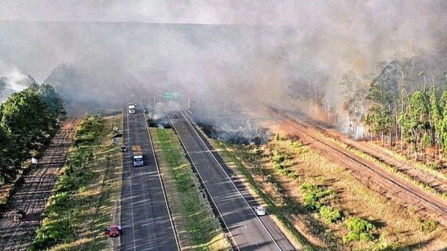 Uno de los incendios tiene perjudicado el tránsito sobre la ruta 14
