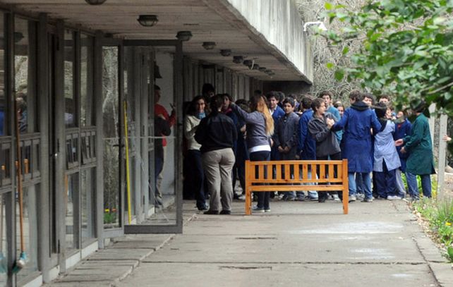 Los estudiantes reunidos entre ellos una vez que el chico herido fue socorrido en un hospital.