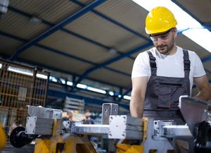 Según la UIA, la actividad industrial cayó 1,8% en junio y cerró un primer semestre en rojo