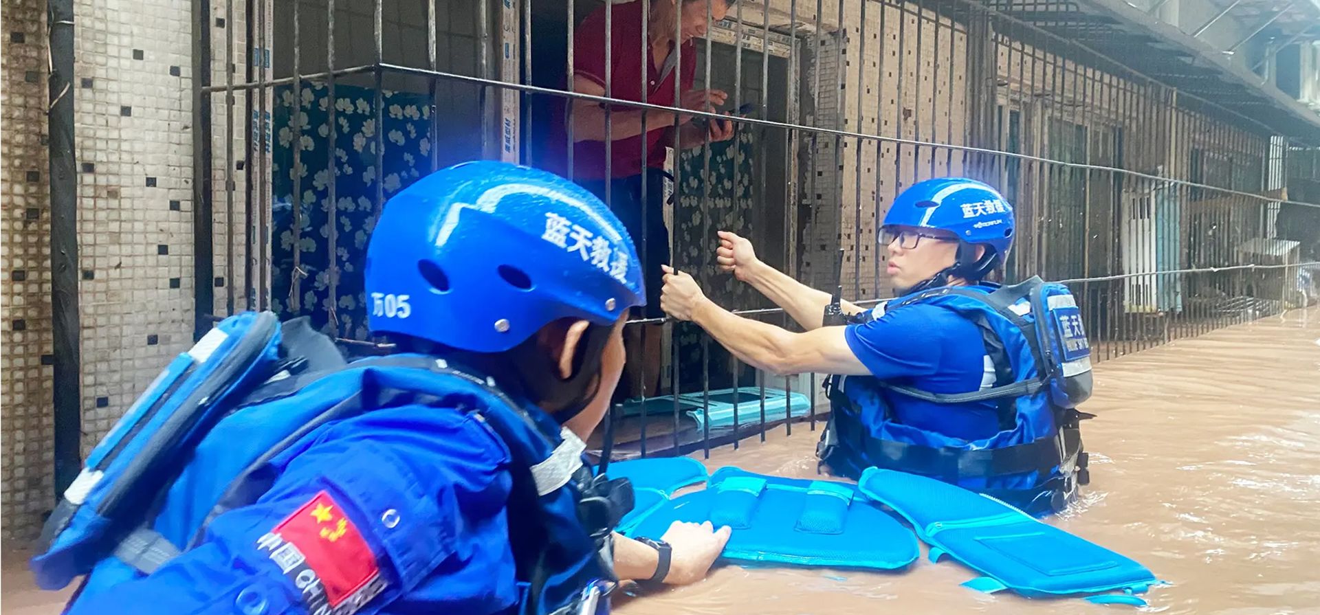 Wanzhou, China. Miembros del equipo de rescate de Blue Sky intentan evacuar a un residente atrapado por las inundaciones después de más lluvias torrenciales. Fotografía: Xinhua/Shutterstock Wanzhou, China. Miembros del equipo de rescate de Blue Sky intentan evacuar a un residente atrapado por las inundaciones después de más lluvias torrenciales. Fotografía: Xinhua/Shutterstock