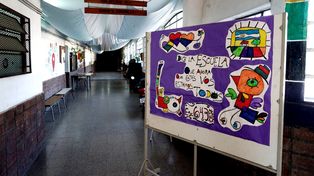 La ley de educación nacional sostiene que la educación es un bien público y un derecho garantizado por el Estado.