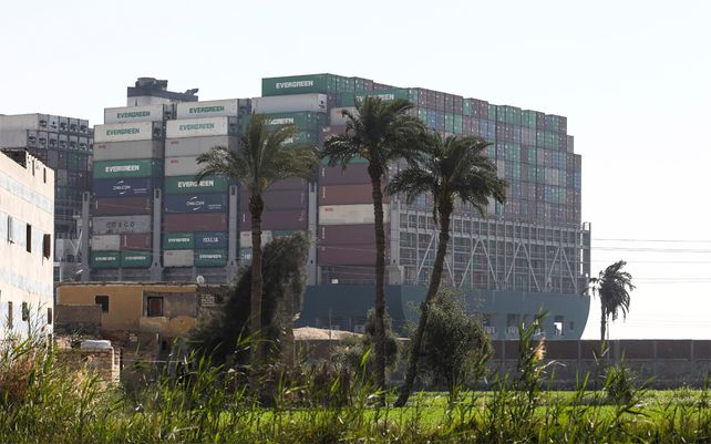 La ardua tarea para desbloquear el canal de Suez
