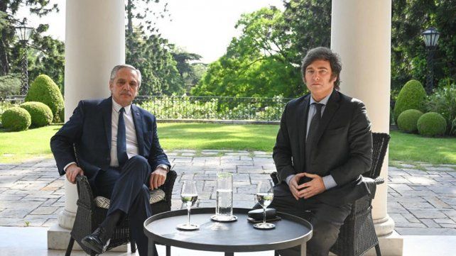Foto oficial de la transición entre Alberto Fernández y Javier Milei