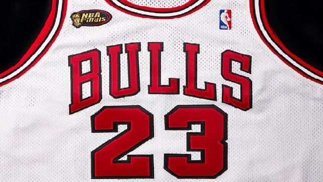 Una icónica camiseta de Michael Jordan será subastada en más de 10 millones de dólares.