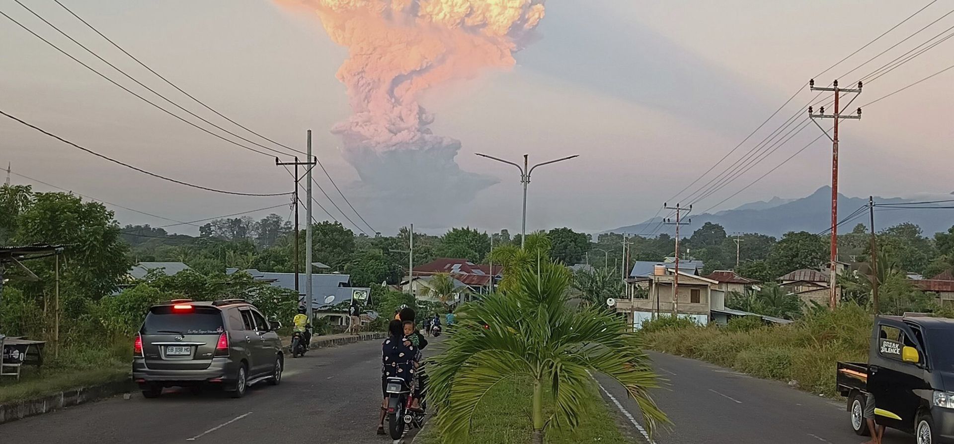 La gente observa el monte Lewotobi Laki-Laki que expulsa material volcánico durante una erupción en Maumere, Indonesia, el martes 17 de junio de 2025. (AP Foto) La gente observa el monte Lewotobi Laki-Laki que expulsa material volcánico durante una erupción en Maumere, Indonesia, el martes 17 de junio de 2025. (AP Foto)