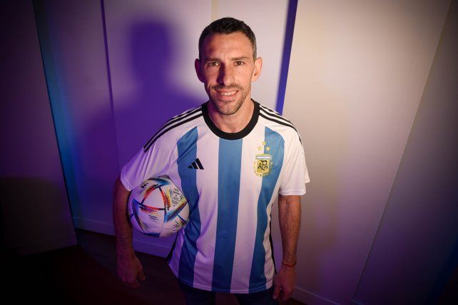 Maxi posa con la camiseta argentina para La Capital.