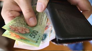 El salario de trabajadores formales cayó 15% en términos reales en los últimos seis meses