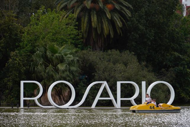 El nuevo atractivo del Parque Independencia. El cartel de la ciudad sobre el espejo de agua de El Lago.