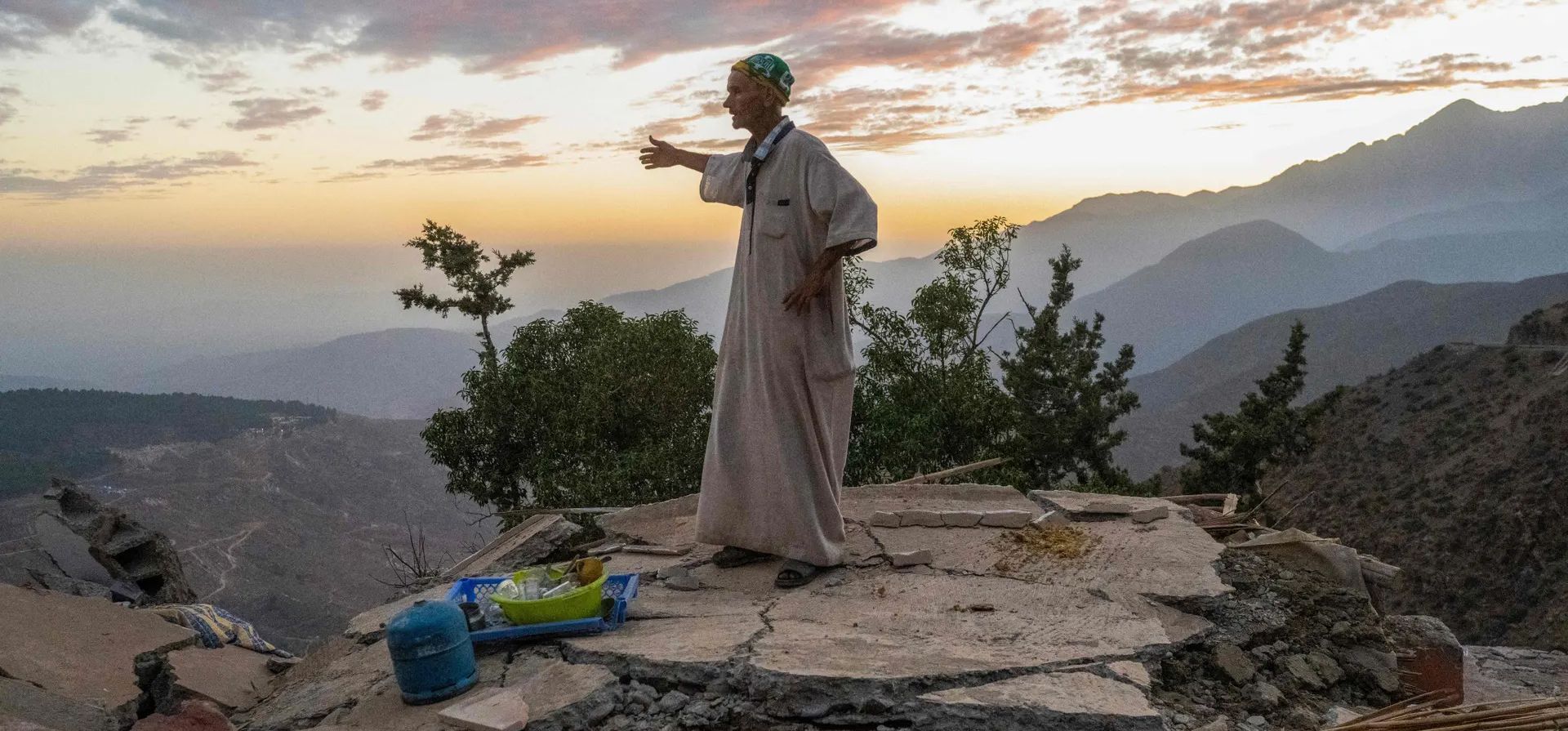 Al Haouz, Marruecos. Ahmed Hafidi, de 63 años, de pie sobre los escombros de su casa de huéspedes destruida después del reciente terremoto mortal. Fotografía: Bülent Klç/AFP/Getty Images Al Haouz, Marruecos. Ahmed Hafidi, de 63 años, de pie sobre los escombros de su casa de huéspedes destruida después del reciente terremoto mortal. Fotografía: Bülent Klç/AFP/Getty Images